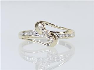 10K Yellow Gold APX 1/10 CTW Round Baguette Diamond Ring SZ 6.5